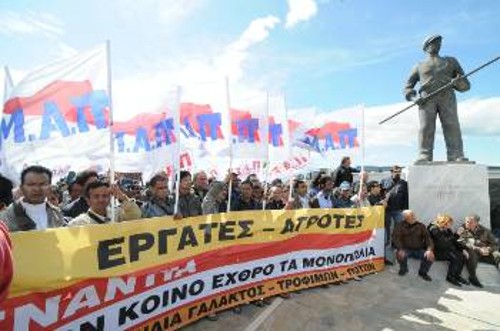 Η αντιλαϊκή θύελλα δυναμώνει, κάνοντας επιτακτική την ανάγκη οι εργαζόμενοι και τα άλλα λαϊκά στρώματα να απαντήσουν σε ενιαίο μέτωπο