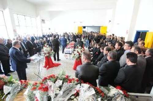 Κατάμεστη η αίθουσα του Εργατικού Κέντρου αλλά και ο δρόμος έξω από το κτίριο, την ώρα της πολιτικής τελετής