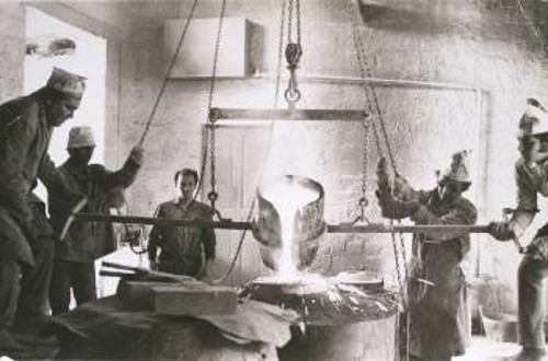 Χύτευση στο εργαστήριο του Ν. Κερλή στη Λυκόβρυση, τη δεκαετία του '70