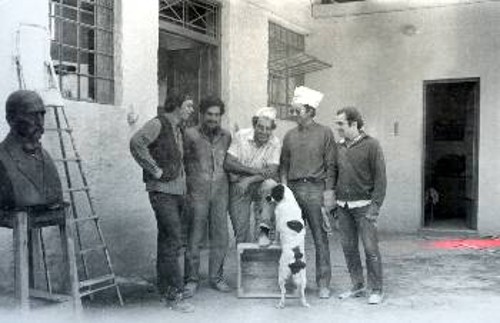 Δεκαετία του '70 στο χυτήριο του Κερλή στη Λυκόβρυση. Διακρίνονται από αριστερά οι: Κ. Ρόκος, Γ, Μπάρδης. Ν. Κερλής, Γ. Γεωργιάδης και Μ. Αβαράκης