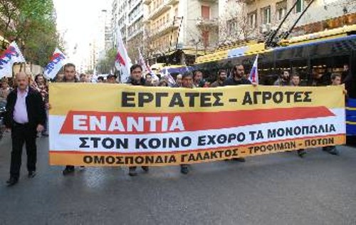 Μία από τις προσυγκεντρώσεις πορεύεται προς τον τόπο της κινητοποίησης