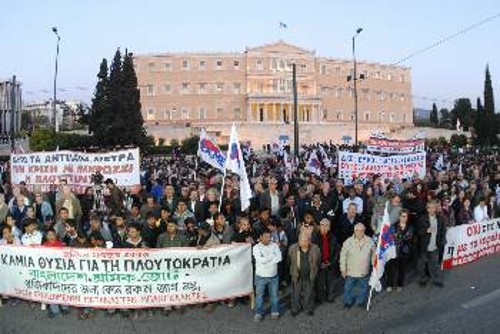 Στιγμιότυπο από τη συγκέντρωση στην πλατεία Συντάγματος