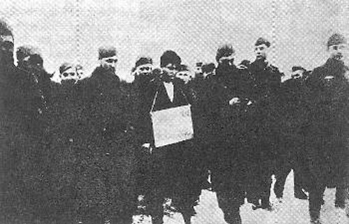Χιτλερικοί οδηγούν την Ζόγια Κοσμοντεμιάνσκαγια για εκτέλεση. Η φωτογραφία βρέθηκε σε σκοτωμένο Γερμανό αξιωματικό