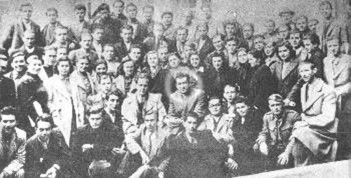 Ο Ν. Μπελογιάννης μετά την απελευθέρωση, ανάμεσα σε συμπολεμίστριες και συμπολεμιστές του στον ΕΛΑΣ