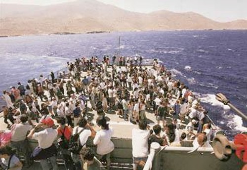 Αντίκρυ ο βράχος και οι όρμοι του μαρτυρίου