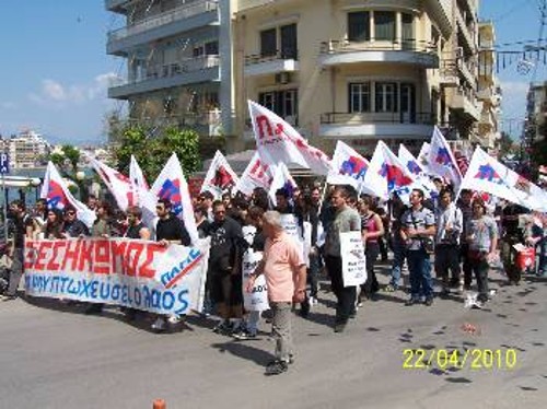 «Ξεσηκωμός! Να μην πτωχεύσει ο λαός». Αυτό το μήνυμα ήχησε μυριόστομο σε όλη τη χώρα. Οι εργαζόμενοι, οι αυτοαπασχολούμενοι, οι νέοι αγωνίζονται για όλες τις ανάγκες τους, που μπορούν να ικανοποιηθούν σήμερα (φωτ. από τη Χαλκίδα)