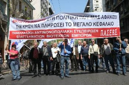 Πιο στέρεες βάσεις στην αντιμονοπωλιακή συμμαχία εργαζομένων, ΕΒΕ, φτωχών αγροτών μπήκαν σε αυτήν τη μάχη, όπου κυριάρχησε η θέση: «Την κρίση να πληρώσει η πλουτοκρατία»