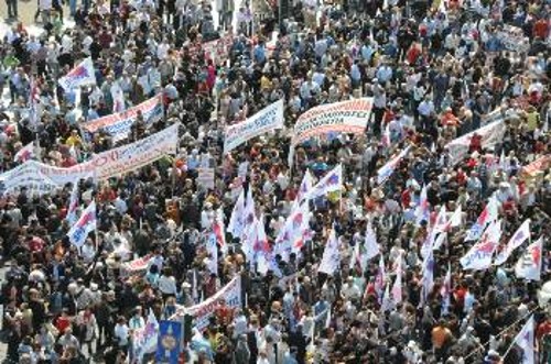 Η 48ωρη απεργία του ΠΑΜΕ, την Τετάρτη και την Πέμπτη, δείχνει το δρόμο που μπορεί και πρέπει να ακολουθήσουν πιο αποφασιστικά οι εργαζόμενοι και ο λαός