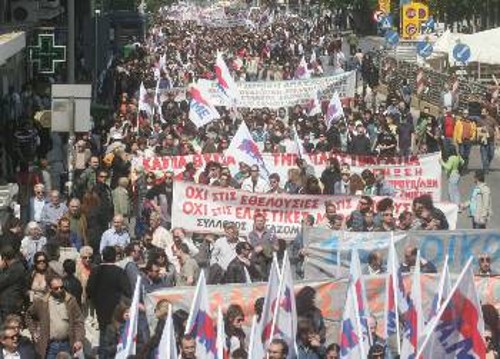 Η επιτυχία της 48ωρης απεργίας του ΠΑΜΕ επιβεβαιώνεται και από τον τρόπο με τον οποίο προσπάθησαν να τη συκοφαντήσουν η αστική τάξη και τα παπαγαλάκια της