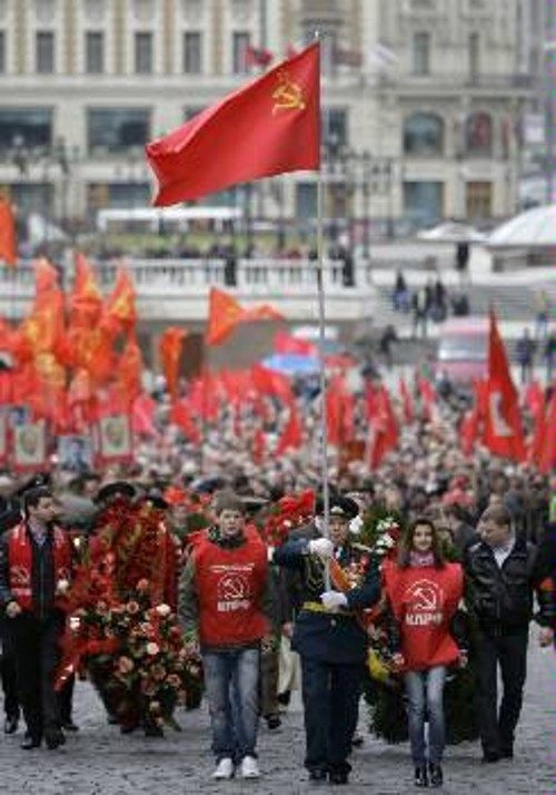 Χιλιάδες λαού και νεολαίας συγκεντρώθηκαν χτες στην Κόκκινη Πλατεία για να τιμήσουν τον ηγέτη της Οχτωβριανής Επανάστασης