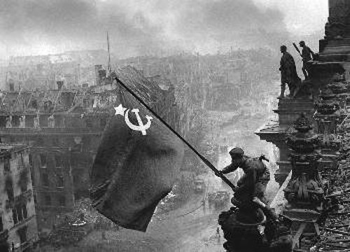 1η Μάη 1945: Η κόκκινη σημαία στο Ράιχσταγκ. Η προσφορά της Σοβιετικής Ενωσης στην αντιφασιστική νίκη αποτελεί κεντρικό στοιχείο στην προσπάθεια των αστών να παραχαράξουν την Ιστορία