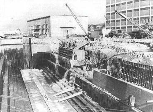 Ο βομβαρδισμένος λιμενοβραχίονας στον Πειραιά, ενταγμένος στο Σχέδιο Μάρσαλ, ανακατασκευάζεται τη δεκαετία του '50