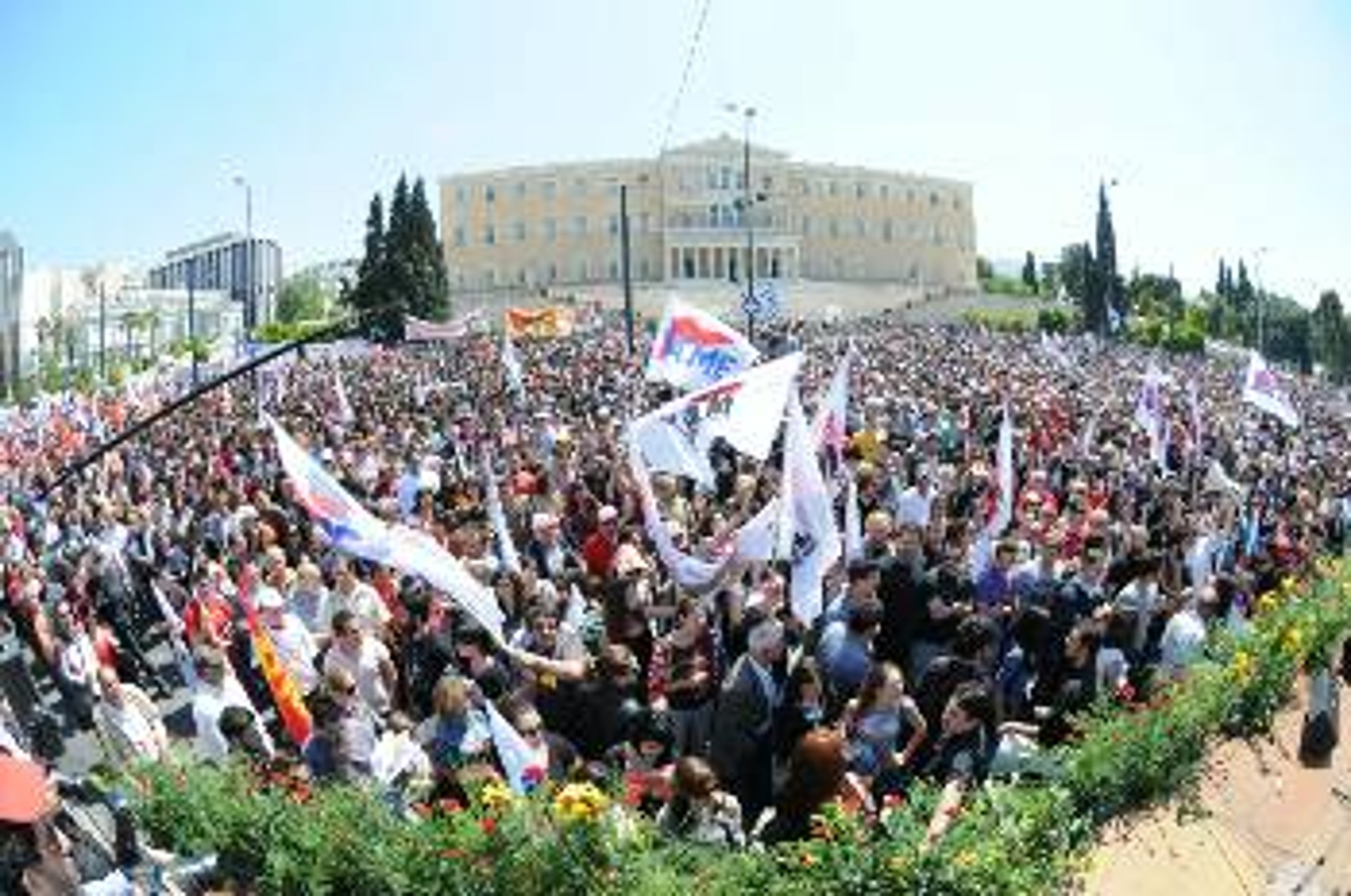 «Βούλιαξε» το Σύνταγμα
