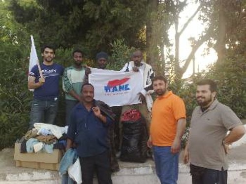 Στιγμιότυπο από την έμπρακτη εκδήλωση αλληλεγγύης του ΠΑΜΕ προς τους μετανάστες εργάτες γης στην κεντρική πλατεία των Φιλιατρών, παρά την επίθεση του αντιδημάρχου και την τρομοκρατική παρουσία της αστυνομίας