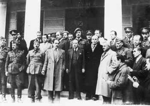 Από αριστερά: Σαράφης, Σιάντος, Τσιριμώκος, Σοφιανόπυλος, Ασκούτης και Παρτσαλίδης, αμέσως μετά την υπογραφή της συμφωνίας