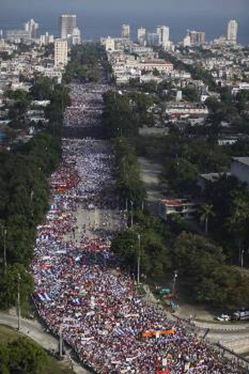 Πλήθος κόσμου διαδήλωσε στην Κούβα, υπερασπιζόμενος την Επανάσταση και απαντώντας στην εκστρατεία συκοφάντησης των ιμπεριαλιστών