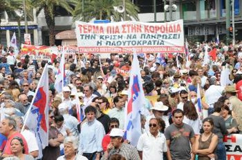 Χιλιάδες απεργοί θα κατέβουν ξανά σήμερα στο δρόμο, δίνοντας απάντηση και στη συντονισμένη προσπάθεια να συκοφαντηθούν οι δίκαιοι αγώνες τους