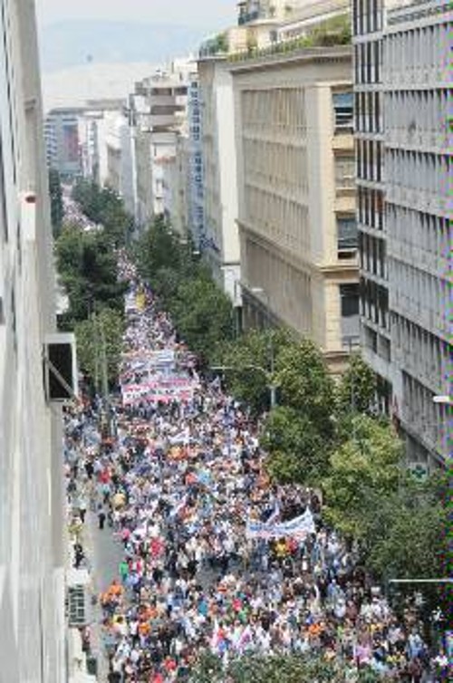 Βλέποντας εικόνες σαν κι αυτήν από την απεργιακή συγκέντρωση του ΠΑΜΕ στις 5 Μάη, και με δεδομένη την κλιμακούμενη λαϊκή αντίδραση, εύκολα αντιλαμβάνεται κανείς γιατί το αστικό πολιτικό σύστημα επιδιώκει να θωρακιστεί και να «αναμορφωθεί»