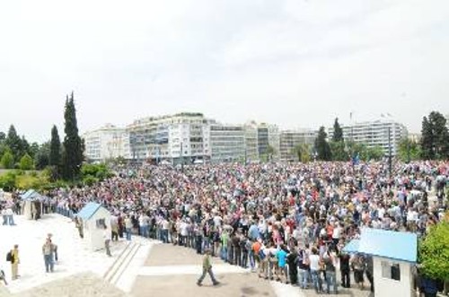 Η φωτογραφία είναι αποκαλυπτική. Η αποφασιστική περιφρούρηση των δυνάμεων του ΠΑΜΕ απέτρεψε την προβοκάτσια στη Βουλή