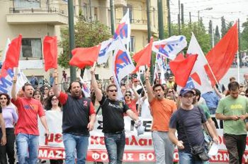 Εργάτες διαδηλώνουν με το ΠΑΜΕ στις 5 Μάη