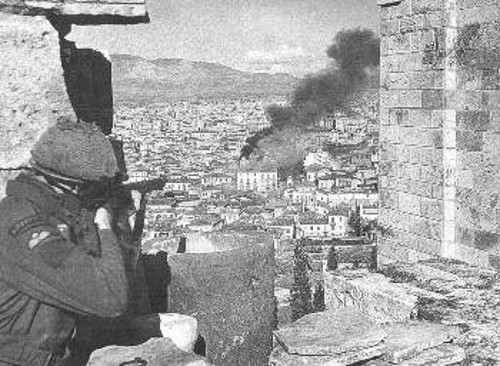 Βρετανός στρατιώτης, στοχεύει από την Ακρόπολη το λαό της Αθήνας, το Δεκέμβρη του 1944. Τα βρετανικά πολυβολεία εγκαταστάθηκαν στο Βράχο της Ακρόπολης με τις ευλογίες της ντόπιας αστικής τάξης και των κομμάτων της