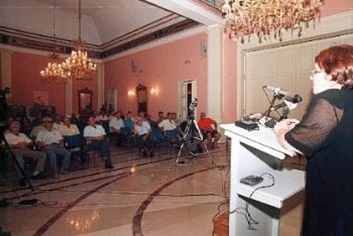 Η ΓΓ της ΚΕ του ΚΚΕ, κατά τη διάρκεια της Συνέντευξης Τύπου στο Πνευματικό Κέντρο Σύρου