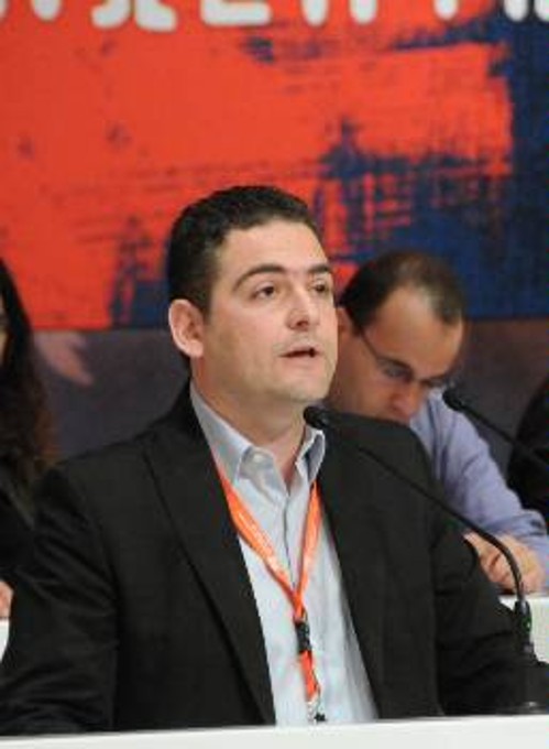 Ο Γιάννης Πρωτούλης παρουσιάζει την εισήγηση του ΚΣ της ΚΝΕ
