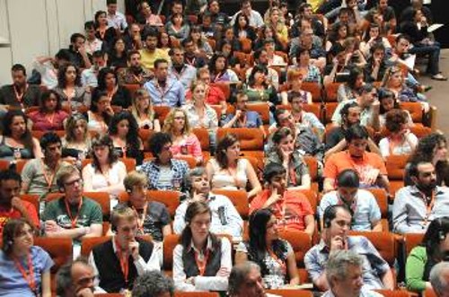 Αντιπρόσωποι από τις ξένες Οργανώσεις Νεολαίας παρακολουθούν τις εργασίες
