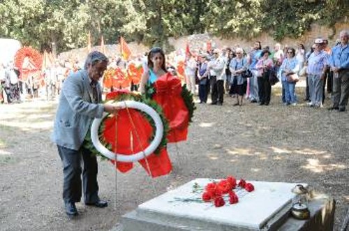 Ο Δ. Αρβανιτάκης καταθέτει στεφάνι εκ μέρους του ΚΚΕ