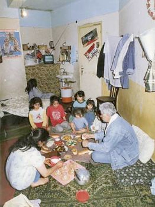 Από τους πρώτους Κούρδους πολιτικούς πρόσφυγες στην Ελλάδα. Ξενοδοχείο «Κάιρο Σίτι Οτέλ», τον Ιούνη του 1991. Η τύχη κι αυτής της οικογένειας, φανταζόμαστε πως αγνοείται...