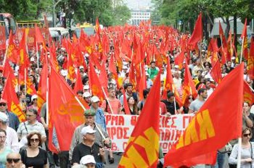 Σκηνές σαν κι αυτή από το πανελλαδικό συλλαλητήριο του ΚΚΕ τον περασμένο Μάη, προκαλούν ανησυχία στην αστική τάξη, που επιχειρεί με κάθε μέσο να θωρακίσει την εξουσία της απέναντι στον εχθρό λαό