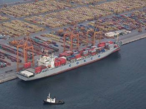Με τη συμφωνία Ελλάδας - «Cosco», η πολυεθνική πατάει για τα καλά το πόδι της σε υποδομές στρατηγικής σημασίας και φιλοδοξεί για νέα κέρδη μέσα από τις εργασιακές και άλλες ανατροπές που προωθεί η κυβέρνηση