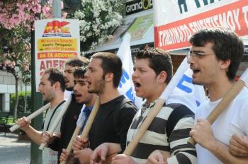 Μόνος δρόμος διαλόγου για τους εργάτες είναι αυτός για την οργάνωση των ταξικών τους αγώνων κόντρα στα μονοπώλια (φωτ. από την απεργία της Πέμπτης)