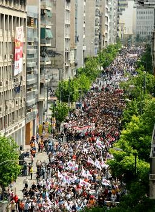 Η Πειραιώς πλημμυρισμένη από απεργούς