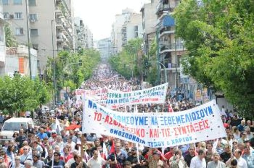 Απέναντι στις επιδιώξεις κυβέρνησης - τρόικας, οι εργαζόμενοι καλούνται να δώσουν μάχη ζωής για το Ασφαλιστικό και τις ανατροπές στα Εργασιακά