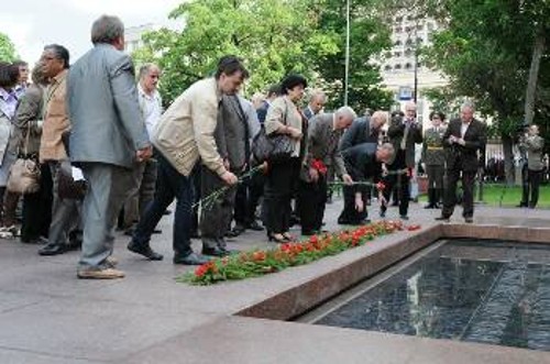 Οι συμμετέχοντες στη διεθνή Διάσκεψη καταθέτουν λουλούδια στο μνημείο του άγνωστου στρατιώτη στη Μόσχα
