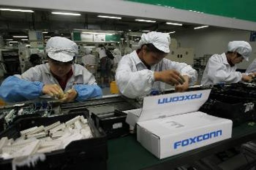 Η στυγνή εκμετάλλευση των εργατών, σε γκέτο, όπως η «Foxconn» οδηγεί στην απόγνωση και στις συχνές αυτοκτονίες