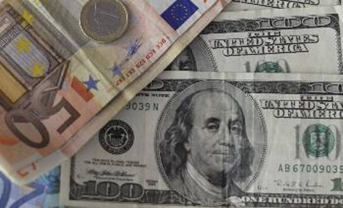 Η διεθνής καπιταλιστική κρίση δεν έχει επιδράσει μέχρι στιγμής σοβαρά στη σχέση δολαρίου - ευρώ, σε ό,τι αφορά τη χρήση τους σαν παγκόσμιο αποθεματικό