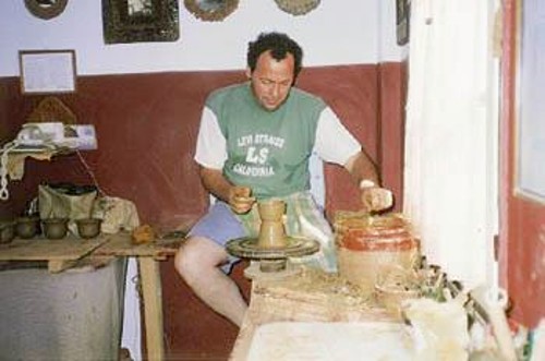 Νίκος Ρόδιος, στο εργαστήρι του: Δε στηρίζεται η ντόπια λαϊκή τέχνη