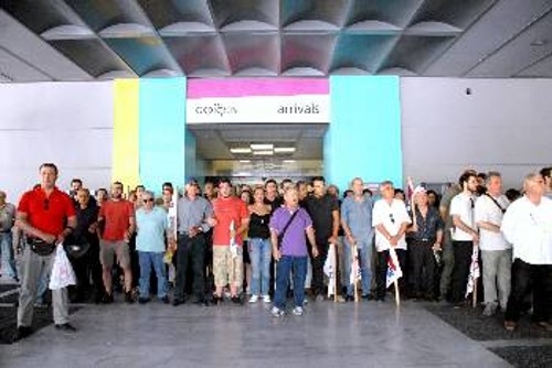 Αγρυπνα δόθηκε η μάχη της απεργίας (φωτ. από την περιφρούρηση στους σταθμούς εισόδου - εξόδου στην ακτή Ξαβερίου)