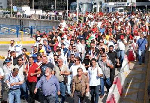 Συγκροτημένα έφταναν εργάτες της στεριάς για να παραταχθούν στο πλευρό των ναυτεργατών