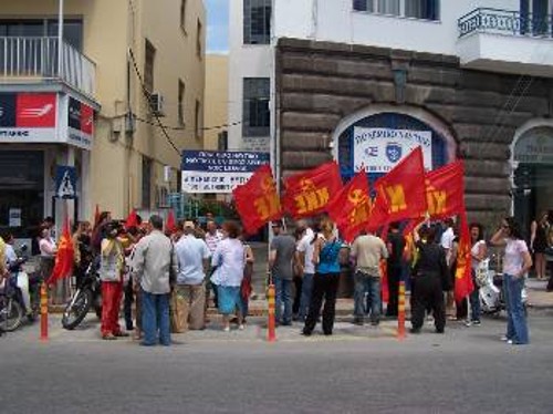 Αμεση ήταν η απάντηση των κομμουνιστών στις διώξεις, με συγκέντρωση που διοργάνωσαν έξω από το Λιμεναρχείο