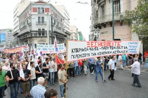 Την ώρα που ταξικά συνδικάτα οργανώνουν την πάλη ενάντια στη διάλυση των κατακτήσεων του κλάδου, ο εργοδοτικός - κυβερνητικός συνδικαλισμόςυπερηφανεύεταιγιατί προκήρυξε ...δύο στάσεις εργασίας σε τρία χρόνια! (φωτ. από συλλαλητήριο του ΠΑΜΕ)