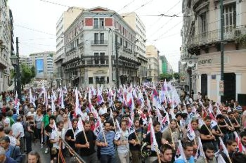 Οι εργαζόμενοι και ο λαός της Αθήνας καλούνται σήμερα να πλημμυρίσουν το Σύνταγμα, για να στείλουν το μήνυμα ότι δε συναινούν με τη βάρβαρη πολιτική της κυβέρνησης και των συμμάχων της