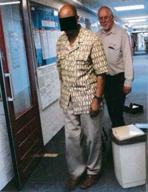 Ασθενής με τυφλή όραση αποφεύγει εμπόδια σε ένα στενό διάδρομο που του έχουν πει ότι είναι άδειος, χωρίς να αντιλαμβάνεται ότι βλέπει τα εμπόδια, αλλά ούτε και ότι κάνει ελιγμούς για να τα αποφύγει