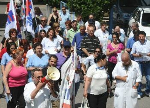 «Τα νοσοκομεία ανήκουν στο λαό και όχι στο κεφάλαιο το πολυεθνικό», φώναξαν οι διαδηλωτές