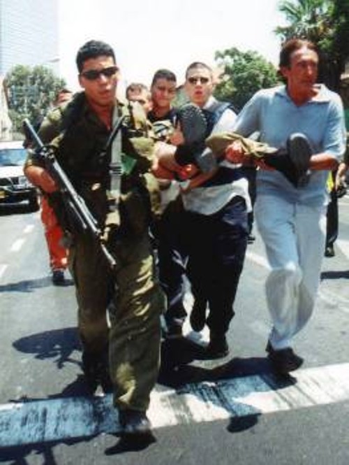 Στρατιώτες μεταφέρουν Ισραηλινό τραυματία μετά την επίθεση Παλαιστινίου κατά του υπουργείου Αμυνας
