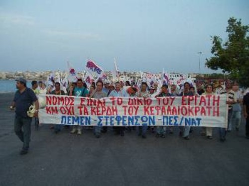 Εργάτες της στεριάς φτάνουν την Κυριακή στο λιμάνι διαδηλώνοντας