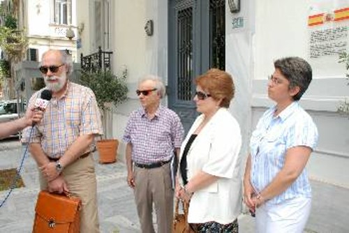 Οι εκπρόσωποι των φορέων που συμμετείχαν στη χτεσινή παράσταση στην ισπανική πρεσβεία