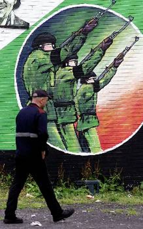 Γκράφιτι που αναπαριστά μαχητές του ΙΡΑ στο Μπέλφαστ. Η οργάνωση παρουσίασε χτες σχέδιο «αφοπλισμού»